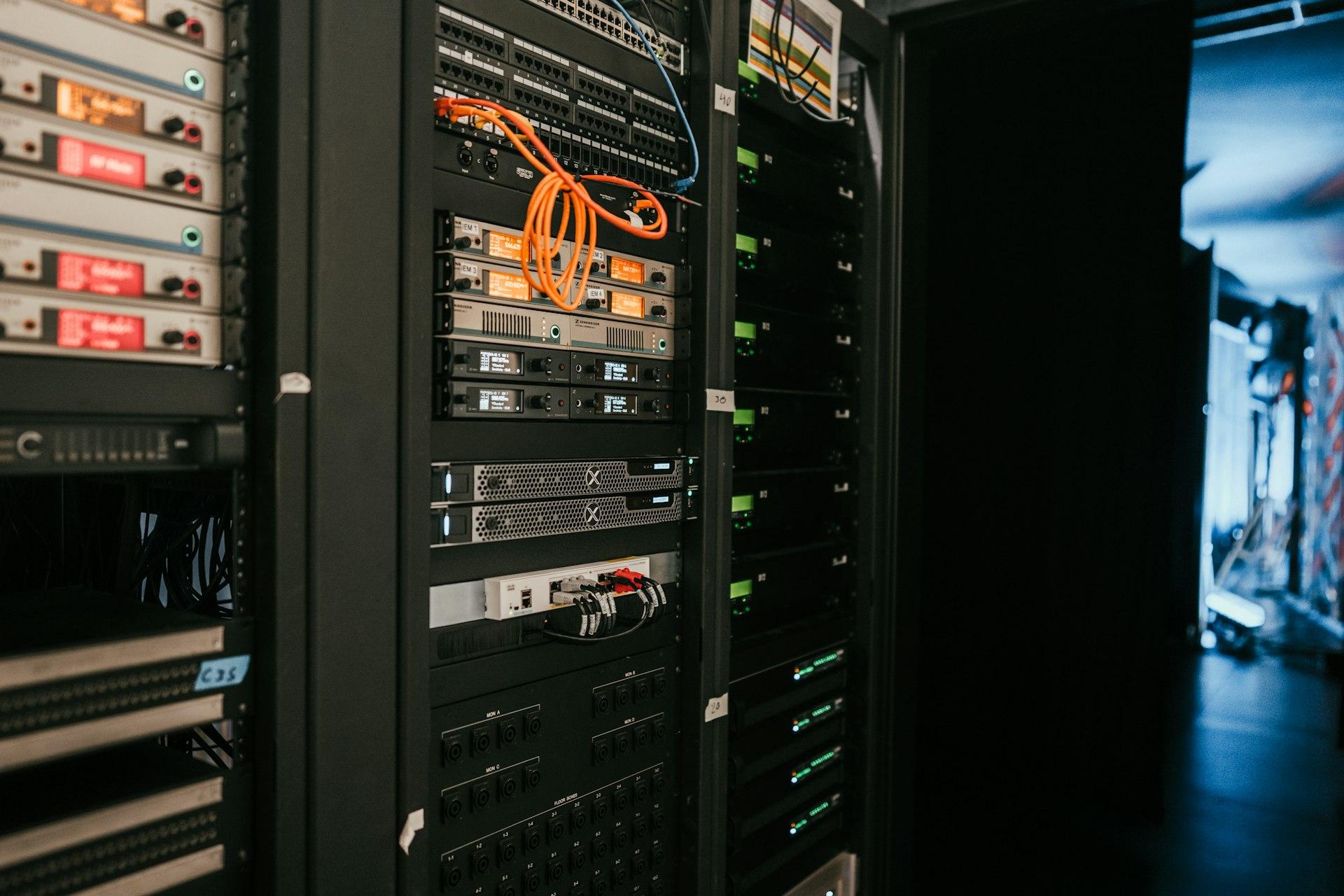 Rack de servidores representando infraestructura y ciberseguridad