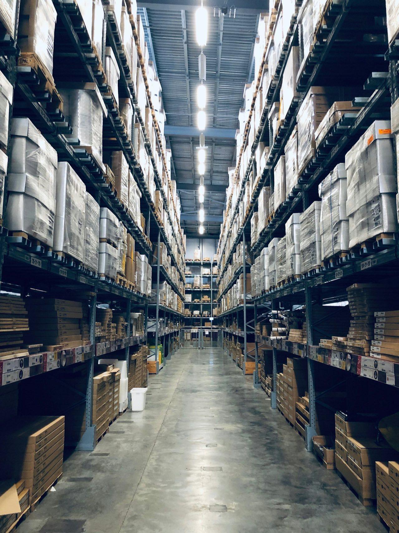 Almacén industrial con estanterías de inventario controlado